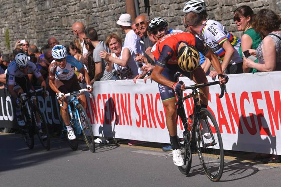 Sullo strappo verso Bergamo Alta, tutto lo sforzo di Vincenzo Nibali, 32 anni, chino sulla bici nel massimo impegno per allungare il gruppo dei migliori. Bettini